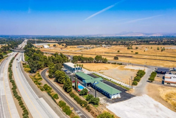 دايز إن باي ويندام ريد بلاف image 5